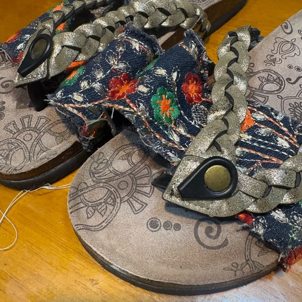 the Muk Luks Women's Elaine Sandals boho-style floral fabric braided strap - Picture 2 of 10